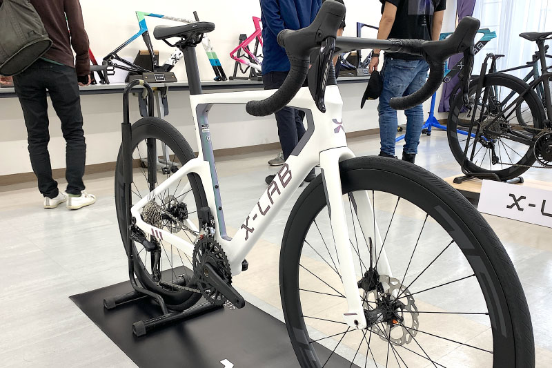 電動コンポ・ホイールまでカーボン・パワメ付きで完成車50万円!? X-LAB